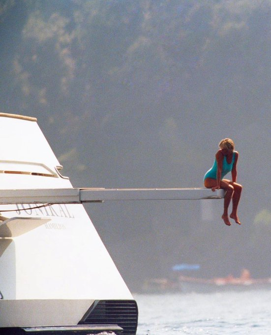 yosoyhonor's tweet photo. 3. La princesa Diana en Portofino, Italia, una semana antes de su muerte. Agosto de 1997. https://t.co/pni89OGhgn