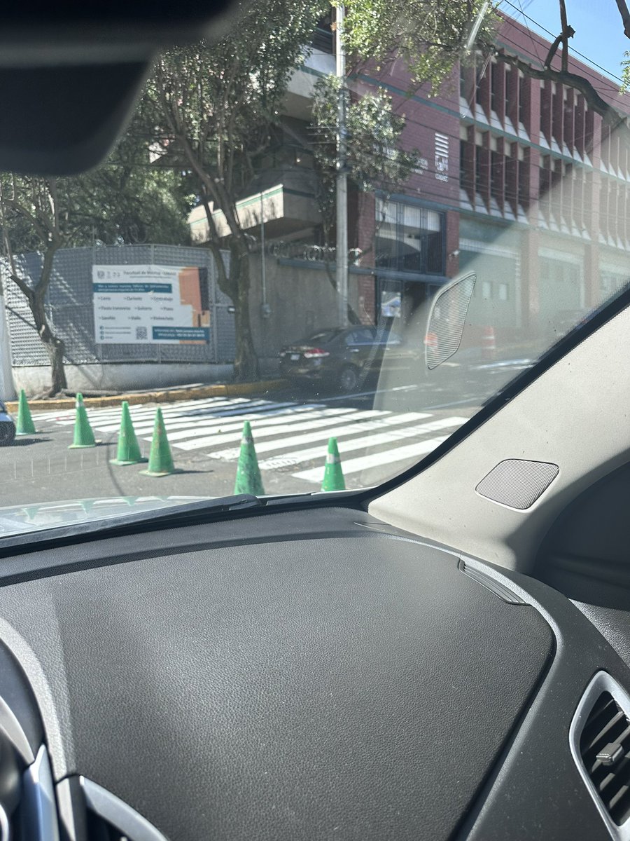 orioch_flavio's tweet photo. Hay que ser muy descerebrado para pintar una calle de escuela, en día u horario escolar @AlcaldiaAO https://t.co/0O41U32XoL