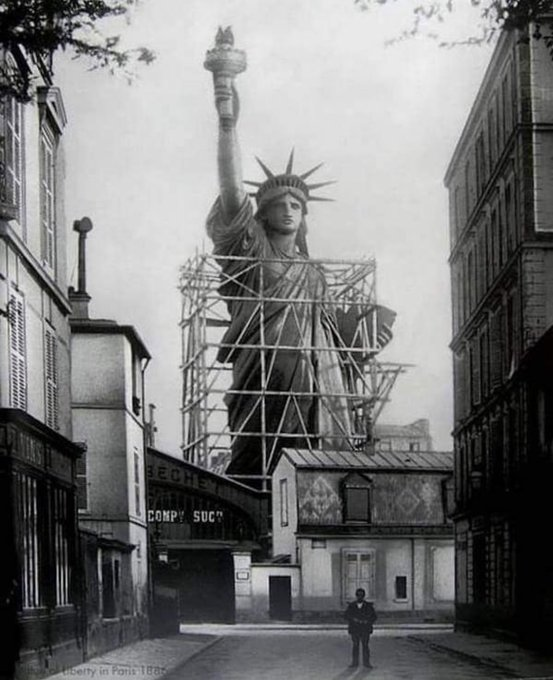 yosoyhonor's tweet photo. 12. La Estatua de la Libertad elevándose sobre París justo antes de ser desmontada y enviada a Nueva York, 1884. https://t.co/12xNpeuhJu