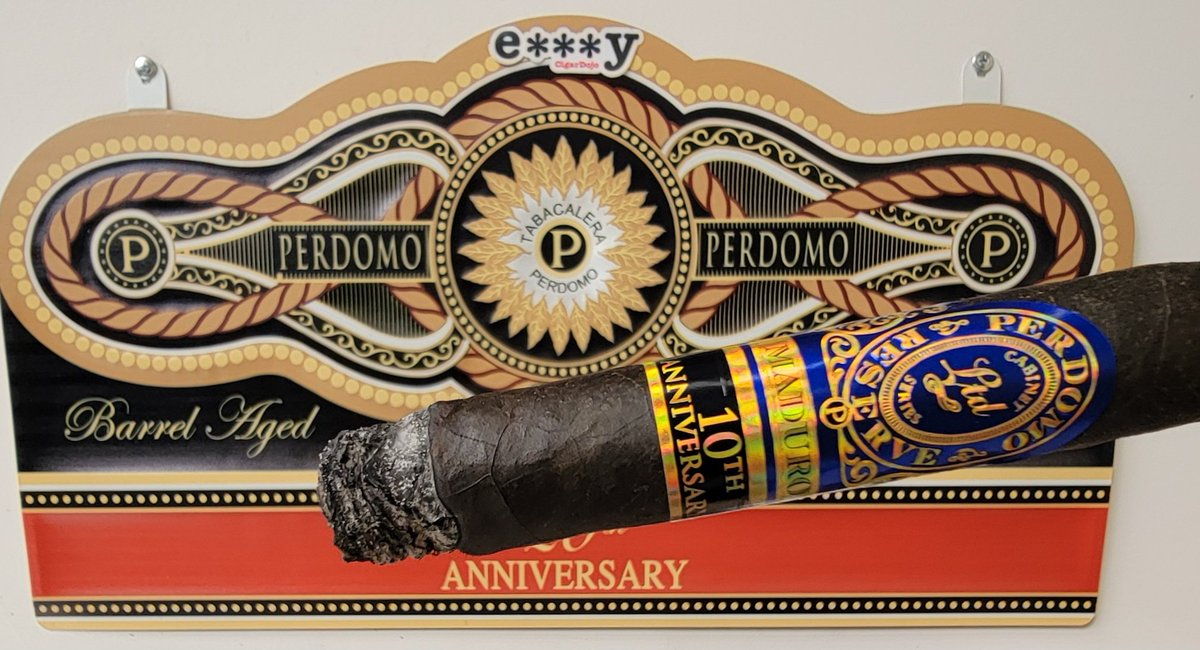 roadracer063's tweet photo. Steve Toth 🏰🏁 is smoking Perdomo Reserve 10th Anniversary Maduro. Rated with thumbs up!. Posted in the group Perdomo https://t.co/bAFLdny9PQ
Happy #PerdoMonday Dojoverse! #fridayeveryday ❤️🔥💨😎🏁 https://t.co/BTO2C5UK9y
