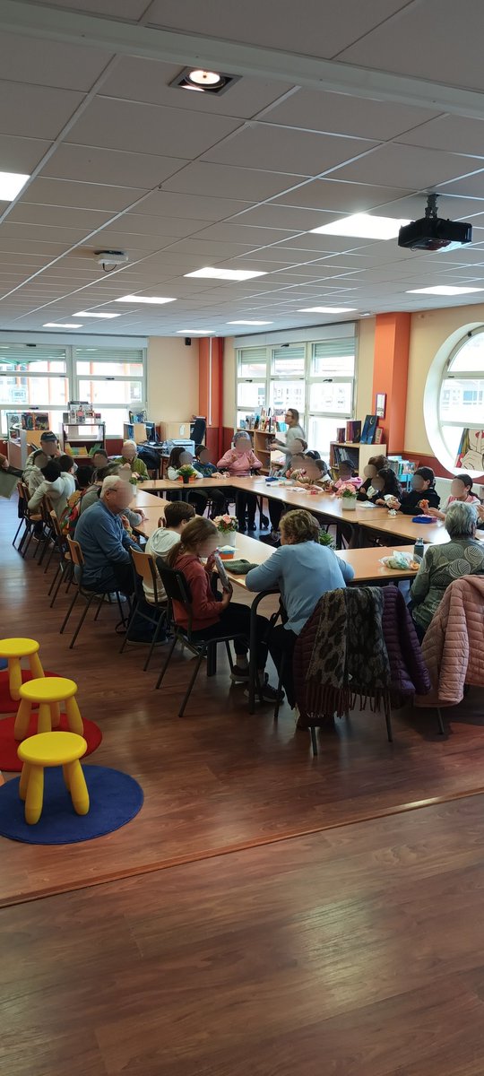 En cuarto tuvimos una visita muy especial, nuestros abuelos ❤️. Fue un encuentro muy interesante, los abuelos nos explicaron como era el cole cuando ellos eran pequeños. 
No sabemos a quien le gustó más compartir este ratito tan especial.🥰
<a href="/ampa_clara/">A.M.P.A. Clara Campoamor</a> <a href="/AlcorconEduca/">Concejalía de Educación</a>