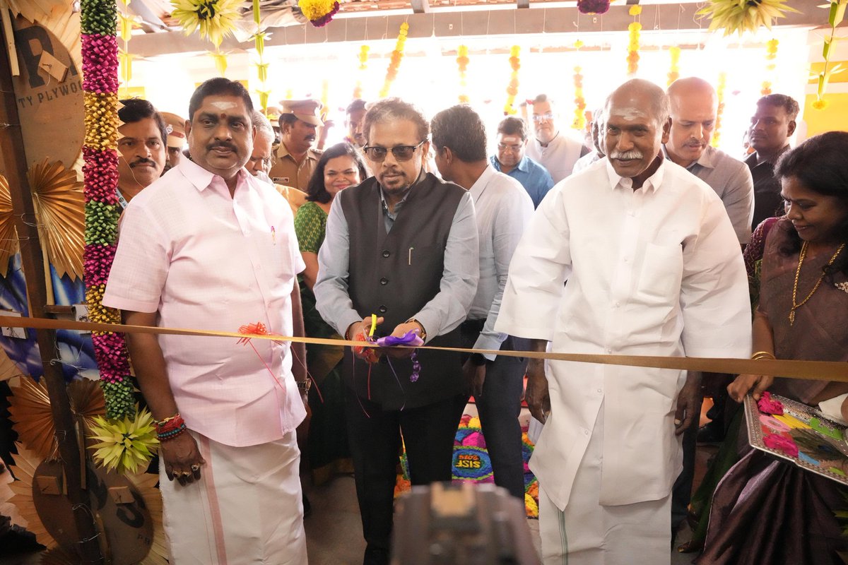 LGov_Puducherry's tweet photo. Inaugurated the Southern India #ScienceFair2025 org. by #SchoolEducation Dept. #Puducherry and #Visvesvaraya Indus. &amp; Tech  Museum, #Bengaluru. Alongside Chief Minister &amp;.Minister(Education).
@rashtrapatibhvn @narendramodi @AmitShah @PIB_India @EduMinOfIndia @IndiaDST https://t.co/sCzmBUjsyZ