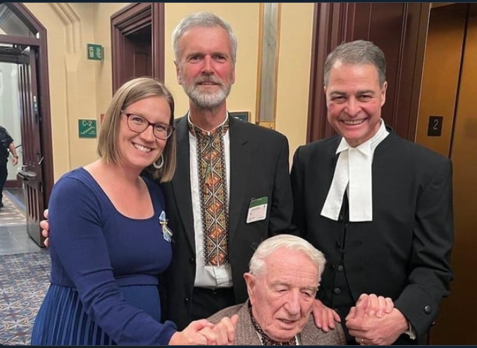 Albirdly2's tweet photo. @LichTamara @CBCNews @janycemcgregor Funniest part was when they claimed the Convoy was pandering to "Nazis" and then they welcomed a REAL Nazi, former member of the Waffen SS, to Parliament with applause and acclaim. Oh look, there he is holding hands with dingbat Karina.
Idiots. https://t.co/rRNbdEjfbj