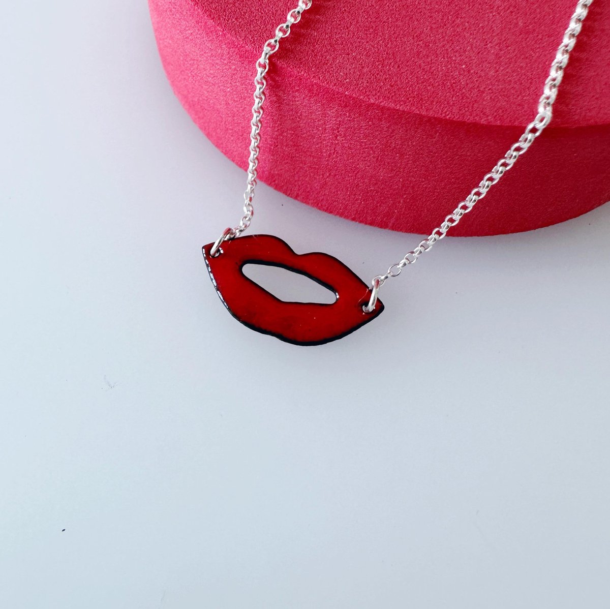 MaisyPlum2's tweet image. Red Lips Enamel Necklace  - Colourful Kiss Pendant - Mouth Shaped Vitreous Enamel Jewellery for Unique Accessories tuppu.net/4f7088a0 #MHHSBD #UKCraftersHour #FunAndQuirky