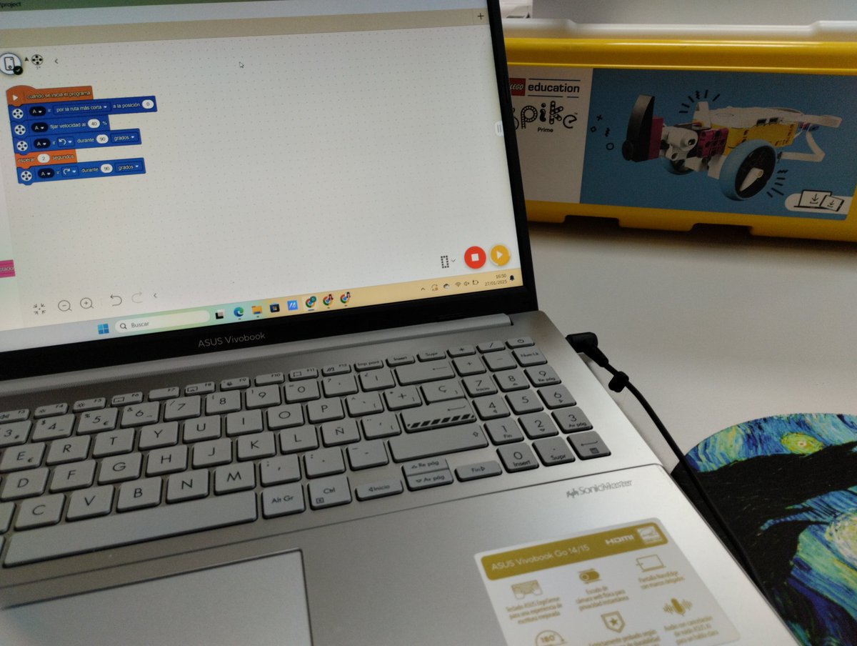 DeliaPablos's tweet photo. En este tercer día de curso, @FranCajaraville nos enseña a programar con #LegoSpikePrime. Muchas ganas de probarlo con mi alumnado 🥰
#CodingAndEnglishTogether
@cprtrujillo 
@RobottaEdu94222 https://t.co/09yzLK51OT