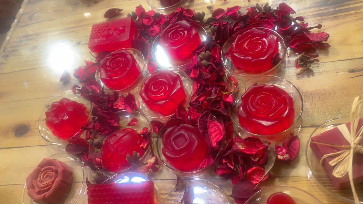 soap_tripoli's tweet photo. هدايا تعشقها القلوب! 🌹
جهزنا أجمل الهدايا من ورود الجليسرين الحمراء الشفافة، رائحة تأسر القلوب وجمال يبهر العيون! ✨
🎁 هل تبحث عن هدية فريدة؟ تواصل معنا أو زورونا لاختيار الأجمل! ❤️

#هدايا_حب #صابون_طرابلس #منتجات_طبيعية https://t.co/hCP01ePhcP