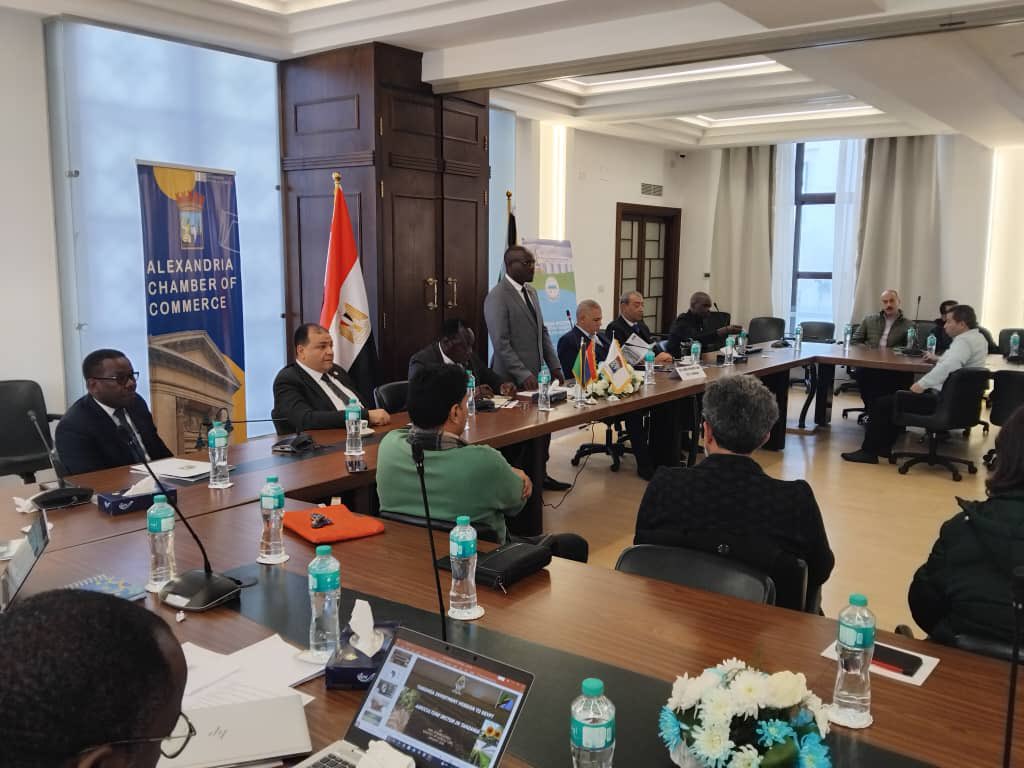 BiasharaTz_'s tweet photo. Naibu Waziri wa Viwanda na Biashara, Mhe. Exaud Silaoneka  Kigahe amesema ni muhimu kuongeza ufanyaji biashara kati ya  Tanzania na Misri kwa kuwa  Tanzania imeweka mazingira bora ya uwekezaji na ufanyaji biashara 

Aidha, amewakribisha Wafanyabiashara na Wawekezaji wa Alexandria Misri kuja kuwekeza nchini Tanzania kwa kuwa kuna fursa nyingi za uwekezaji.

Kigahe  ameyasema hayo Januari 27, 2025 wakati akifungua Kongamano la Biashara na Uwekezaji kati ya Misri na Tanzania linalofanyika katika Chemba ya Biashara ya Alexandria jiji la Alexandria, Misri. 

Kongamano hilo limehudhuriwa na Wawekezaji na Wafanyabishara wa jiji hilo, Viongozi na Wanachama wa Chemba ya Biashara ya Alexandria pamoja na ujumbe wa Tanzania kutoka Taasisi za umma na binafsi.