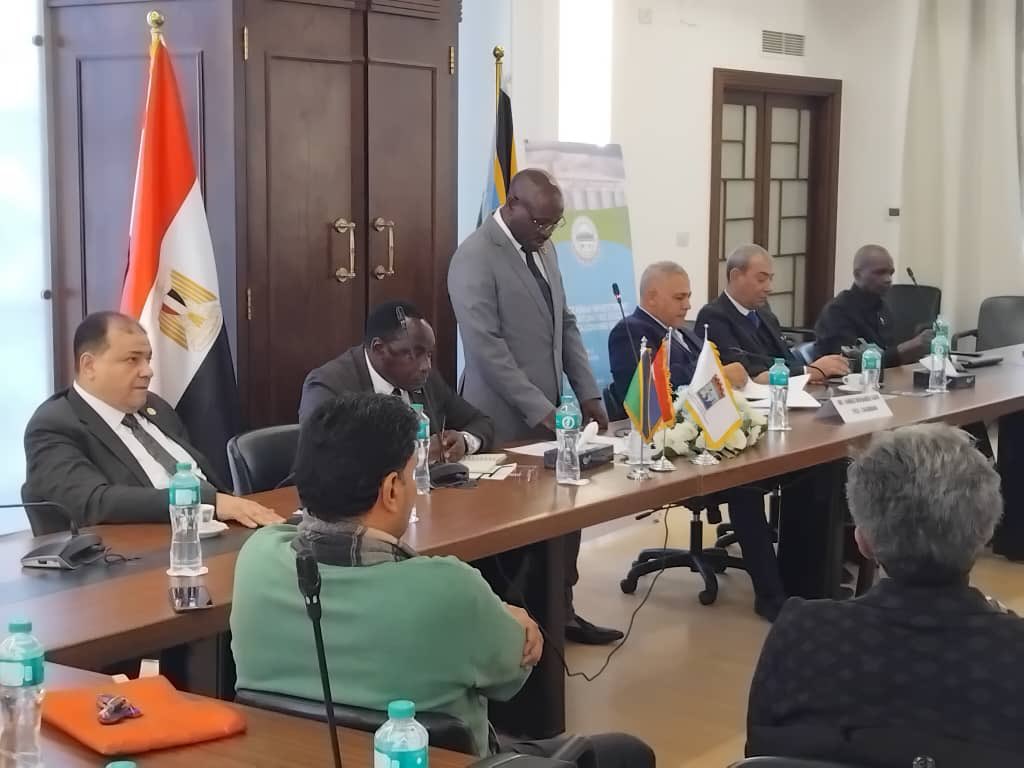 BiasharaTz_'s tweet photo. Naibu Waziri wa Viwanda na Biashara, Mhe. Exaud Silaoneka  Kigahe amesema ni muhimu kuongeza ufanyaji biashara kati ya  Tanzania na Misri kwa kuwa  Tanzania imeweka mazingira bora ya uwekezaji na ufanyaji biashara 

Aidha, amewakribisha Wafanyabiashara na Wawekezaji wa Alexandria Misri kuja kuwekeza nchini Tanzania kwa kuwa kuna fursa nyingi za uwekezaji.

Kigahe  ameyasema hayo Januari 27, 2025 wakati akifungua Kongamano la Biashara na Uwekezaji kati ya Misri na Tanzania linalofanyika katika Chemba ya Biashara ya Alexandria jiji la Alexandria, Misri. 

Kongamano hilo limehudhuriwa na Wawekezaji na Wafanyabishara wa jiji hilo, Viongozi na Wanachama wa Chemba ya Biashara ya Alexandria pamoja na ujumbe wa Tanzania kutoka Taasisi za umma na binafsi.