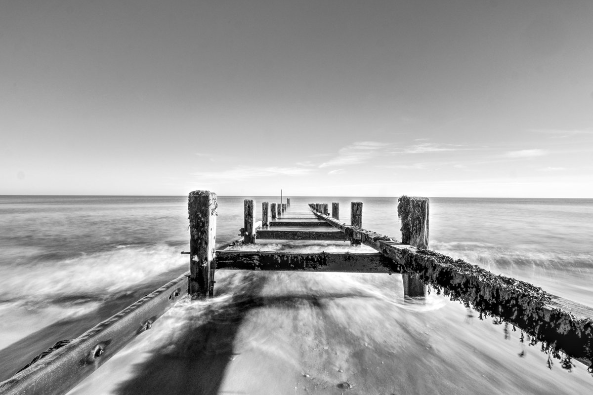Beach Perspective. A Gorleston Groyne on a beautiful sunny Saturday.

#Sharemondays2025

#fsprintmonday

#fujifilm_xseries

#GorlestonBeach

#Norfolk