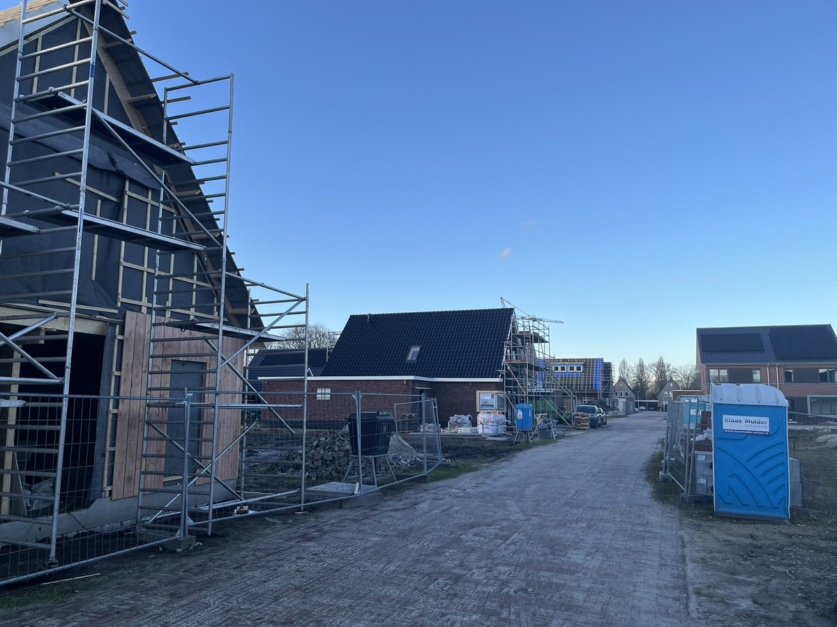 Het was een mooie middag voor een fietstocht langs woningbouwlocaties in Staphorst, Rouveen en IJhorst.
De gang zit erin, er wordt volop gebouwd!

In 2024 zijn 288 bouwvergunningen verstrekt. Fors meer dan in 2023 (78 woningen).

Mooie toename, meer mensen een eigen plek!