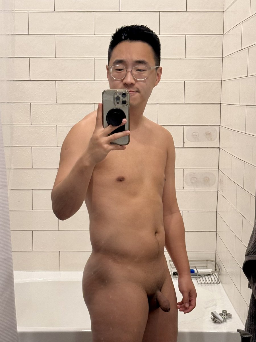 jigglyatx's tweet photo. My shower caddy fell 2 weeks ago and I cannot bring myself to put it back up lmao maybe it’s because it’s too cold in Austin https://t.co/urfcEJxJFm