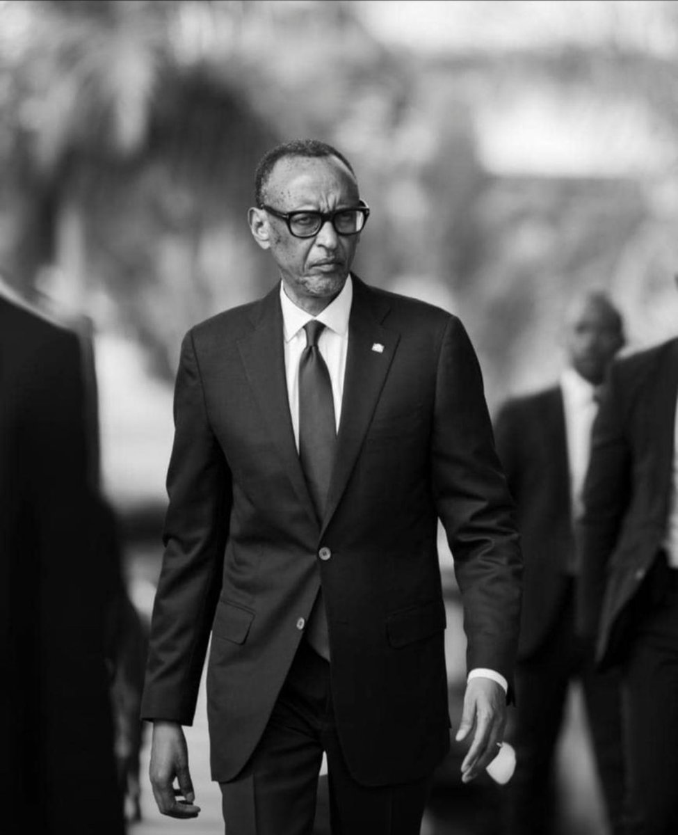 Tu rendras des comptes à DIEU, le maître du temps,
Lui qui voit les cœurs, les ombres et les mensonges.

Ton nom, marqué par le sceau du sang et des larmes,
Résonnera à jamais comme un écho de douleur et de honte.

Ceux qui t’applaudissent aujourd’hui, aveuglés par l’illusion,