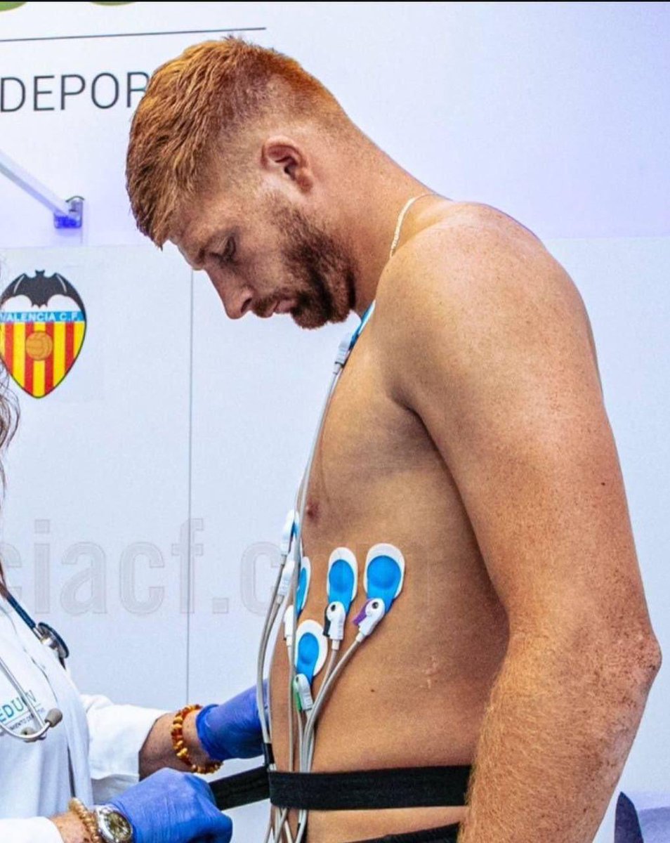 AlbertOrtegaES1's tweet photo. Maximiliano Caufriez se va del Valencia tras haber jugado 90 minutos en toda la temporada.

Fue fichado el pasado verano y se presentó así a la revisión médica. https://t.co/b0zptRGC7J