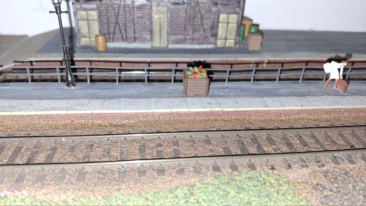 Had no choice in the end as eye hook broke so coal bucket now a forgotten rusting peice of junk, what u think <a href="/ShedlyYard/">Shedly Yard 🚆</a>, and some flowers on platform, but foreman best keep an eye on his bike #TMRGUK