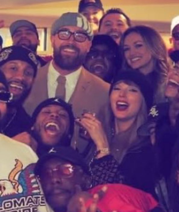 🚨| Taylor and Travis with friends at the chiefs after party!
