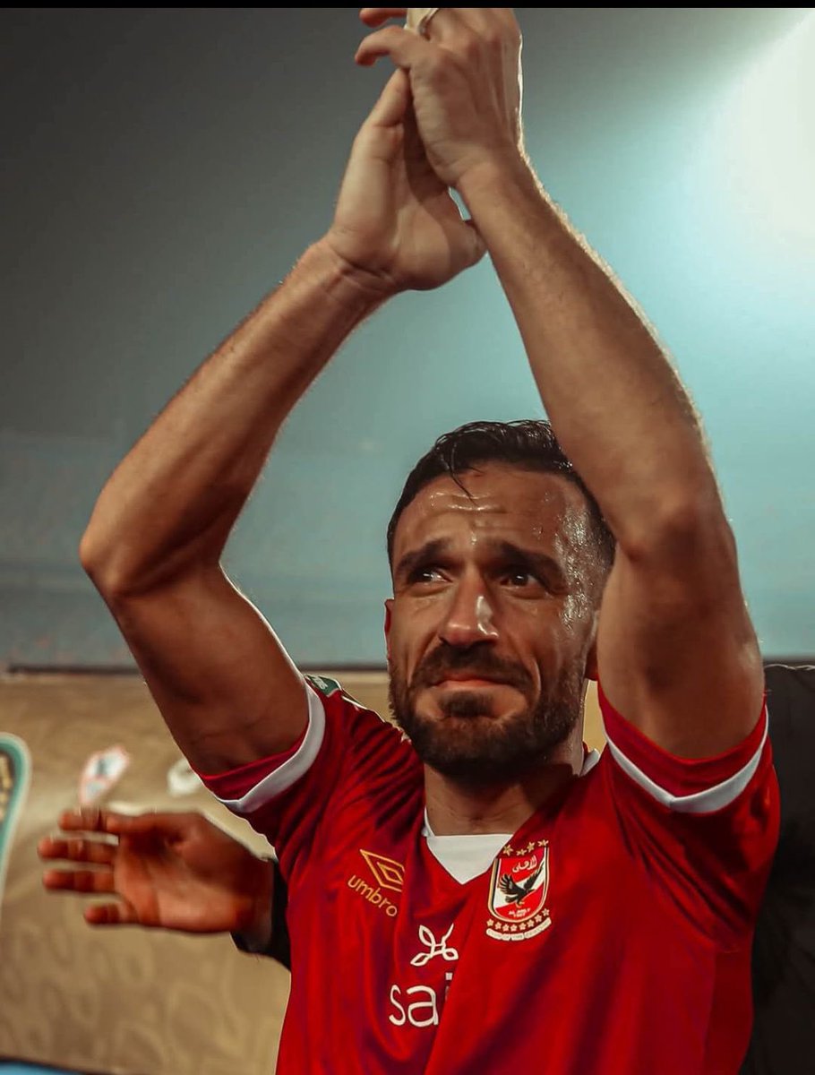 سيظل التونسي علي معلول لاعبا استثنائيا في تاريخ المحترفين الذين عبروا على جسر الأهلي .. كان أيقونة حقيقية، جسدت الوفاء للقلعة الحمراء، التي بادلته محبة وعطاء .. لا يمكن اختزال قيمة معلول بالبطولات التي حققها والألقاب التي ساهم فيها .. كانت مسيرة من محبة .. مسيرة تشكلت بالهتاف