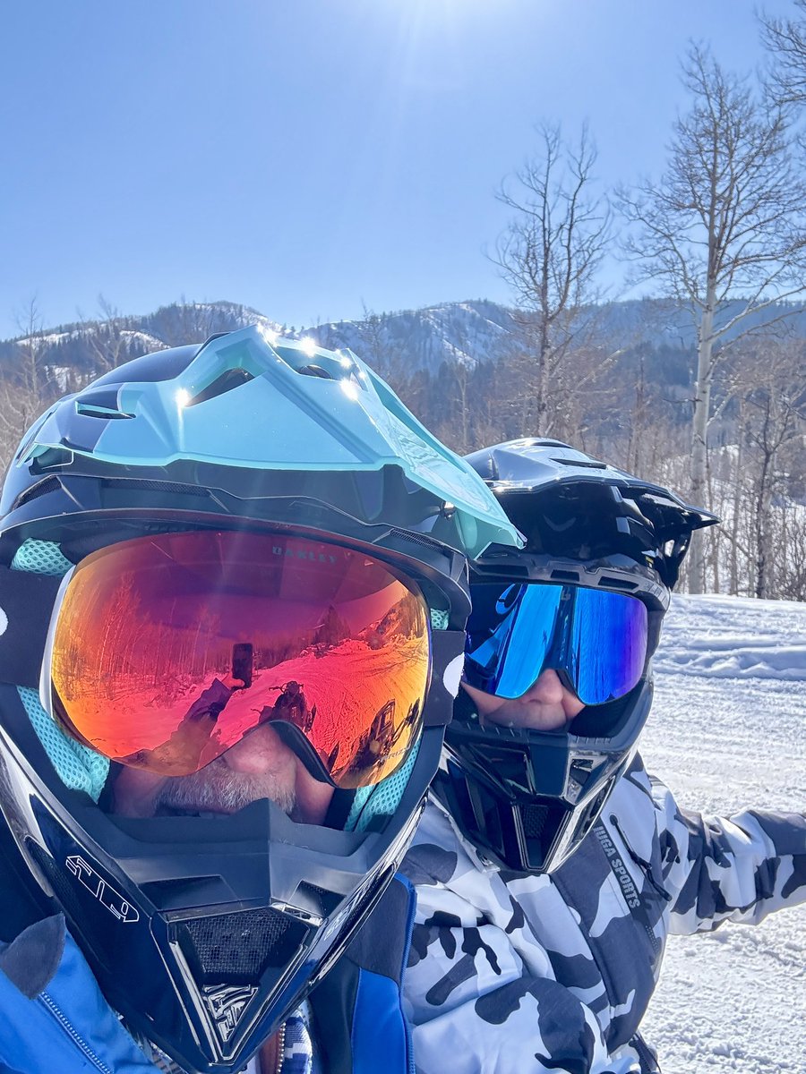 FixnBones's tweet photo. #MondayFunday 

Beautiful sunny &amp; 8° in the mountains. It’s sled time!! 
@polarissports 
#650RMKPro
#Timberlakes https://t.co/gk5XvsgrR4