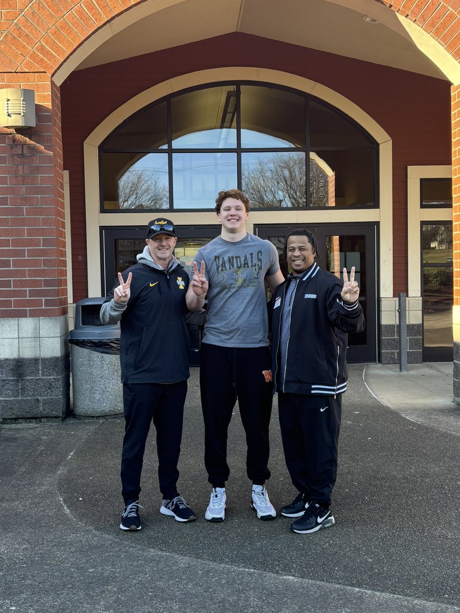 Another great stop on the Portland/SW WA tour!!! Had to get to the home of <a href="/VandalFootball/">Idaho Football</a> freshman <a href="/HoldenBea5/">Holden Bea</a> and 25 signee <a href="/HarryDeShazer40/">Harrison DeShazer</a>!!! Great to catch up w the big fella and can’t wait to get him to the ‘Scow‼️ #GoVandals #VzUp ✌️z⬆️