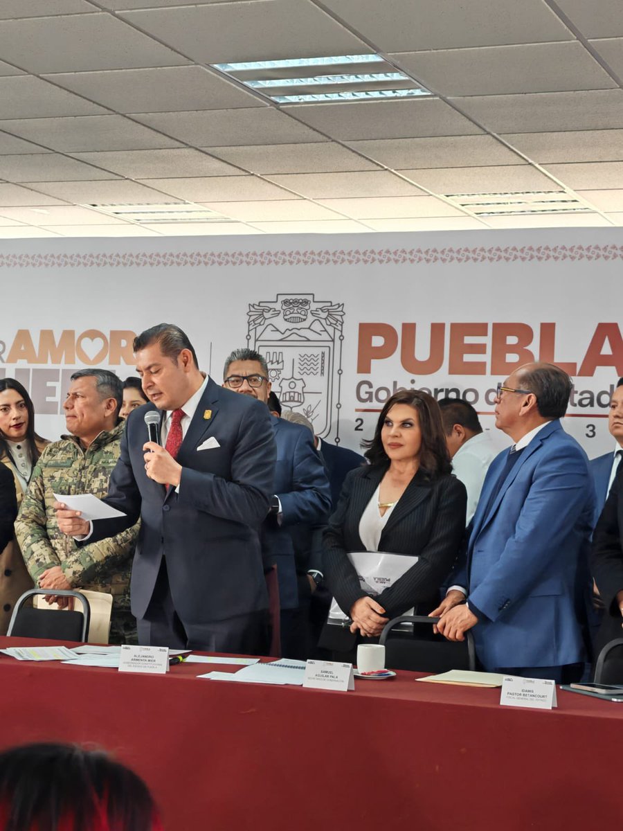 NormaLayon's tweet photo. Un gusto acompañar a nuestro Gobernador @armentapuebla_ en su rueda de prensa el día de hoy !
Vienen grandes cosas para Puebla.
#PorAmorAPuebla
#PensarEnGrande https://t.co/LQeNhxuLqi
