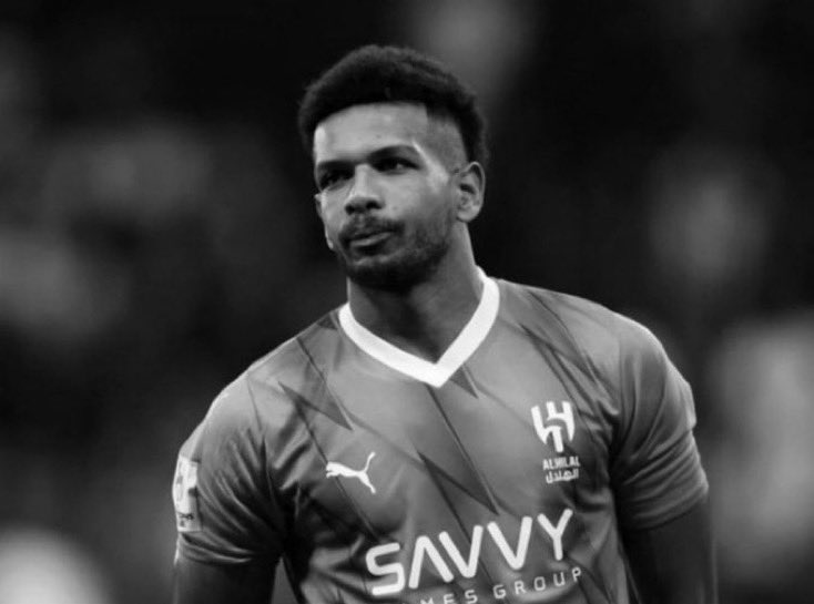 الكارثه هذا 
طلعنا من بطولة 
وضيع علينا انفرادة صدارة 
من واجباته داخل المحيط انه يركز ويستخلص كور دفاعيه 
يجيني شخص يقولي انو ماينلامون تبديل الشايب الاخير لخبط الاعبين بقولك هذا مو عذر