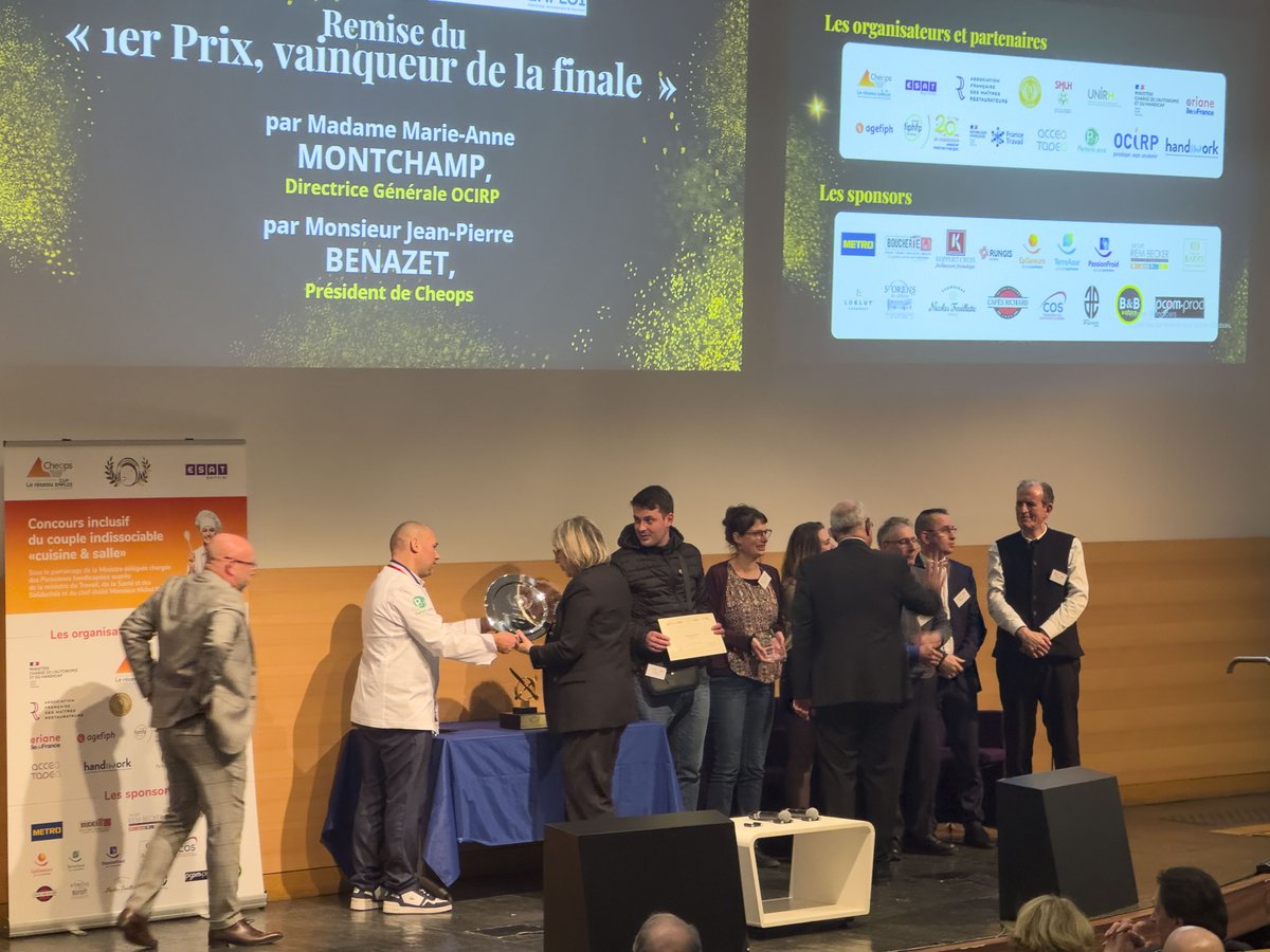 OCIRP's tweet photo. 🏆Remise du 1er prix, vainqueur de la finale par @mamontchamp
💬" Ce soir, ce que nous célébrons c’est une certaine idée de modèle sociale français qui s’inscrit dans une tradition à l'image de cette filière d’excellence."
#EngagésPourlAutonomie #CapHandicook #Inclusion https://t.co/uXnRtqyyRi