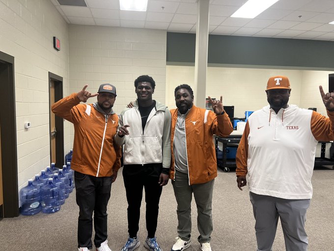The Texas Longhorns' coaching staff is out and about in Buford (Ga.) checking in on touted 4-star DL target Bryce-Perry Wright

n.rivals.com/content/athlet…