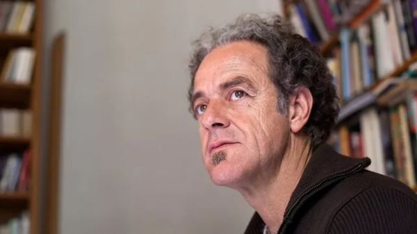 EnJaquePJ's tweet photo. CULTURAS.  JUAN FORN, en la pluma de @charlylonga 
"Lo que más me gusta de este lugar es que por acá vivió sus últimos años Juan Forn, mi escritor favorito (o lo que más se asemeje a esa sentencia)". 
Leela acá
https://t.co/bB96oJI1U0 https://t.co/fhbmoyBHdM