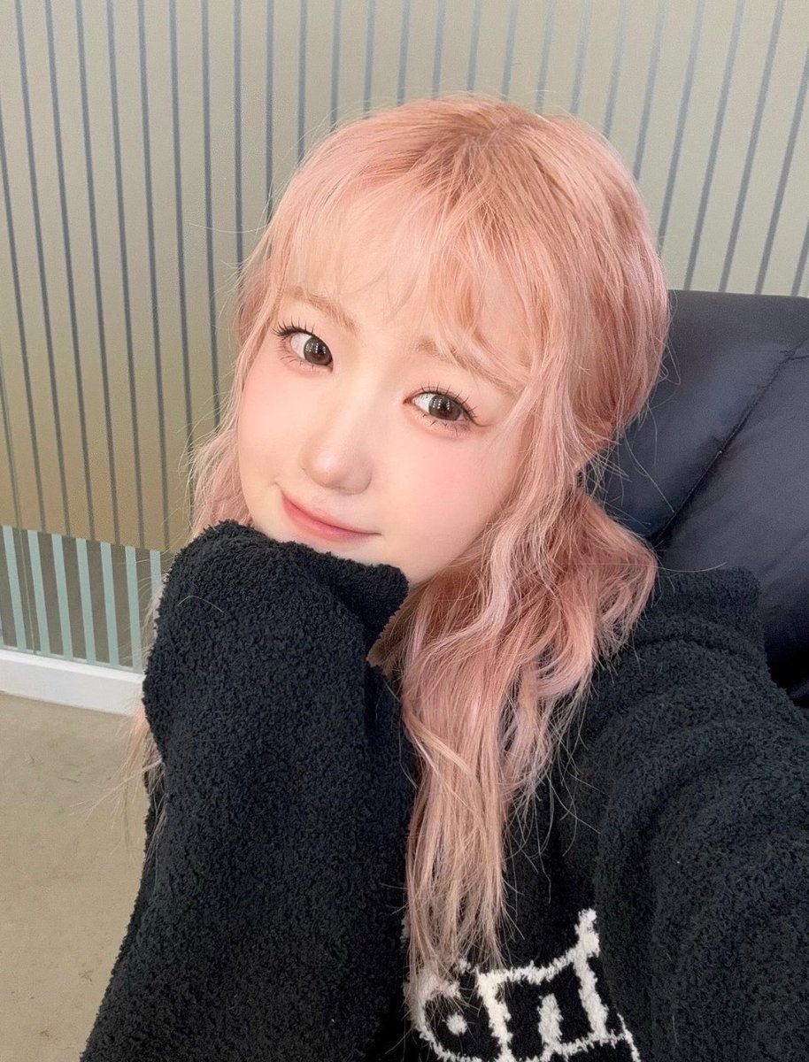 HITOMI_LOOPS's tweet photo. leader or maknae 
— impossible edition https://t.co/GR1XrcHwL4