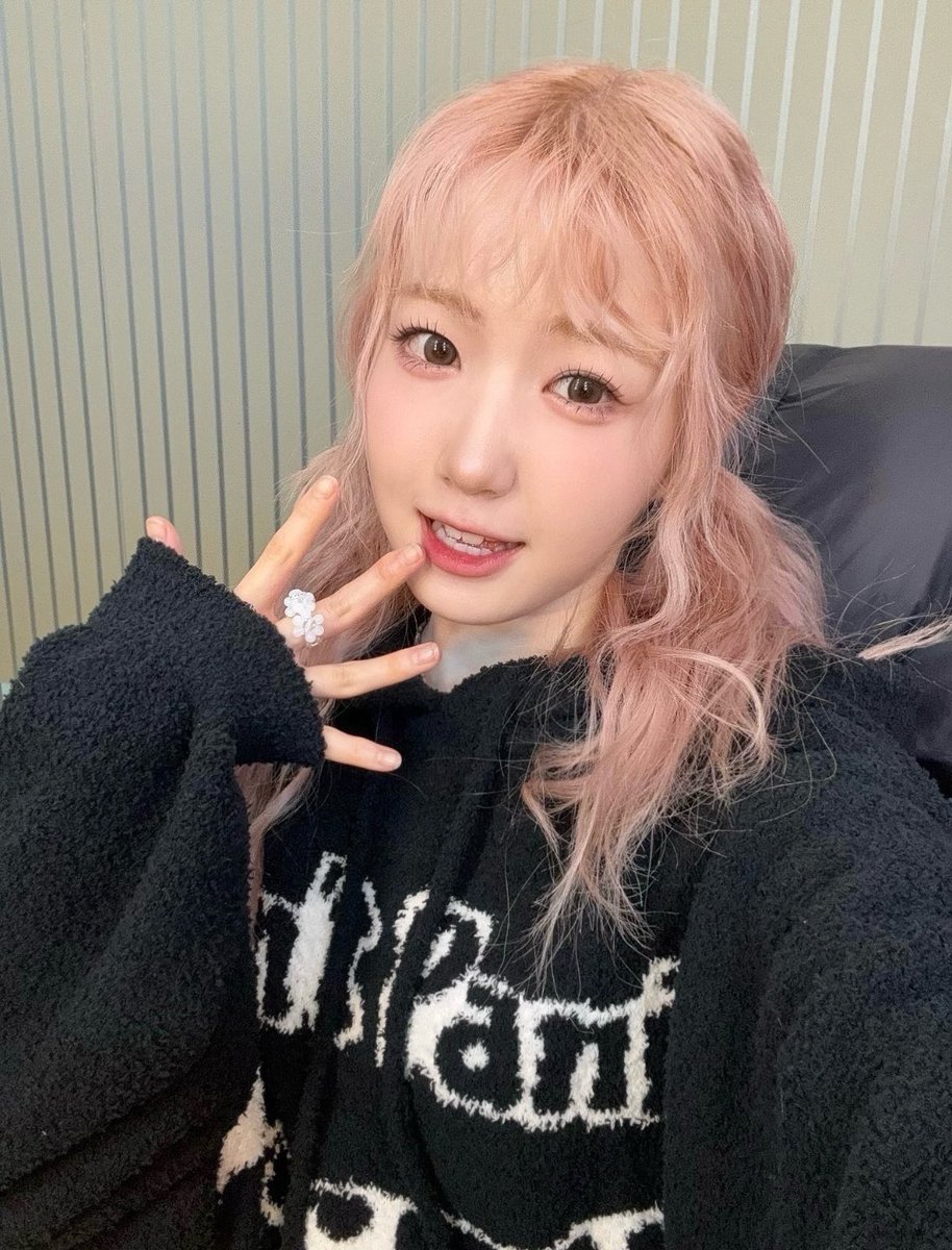 HITOMI_LOOPS's tweet photo. leader or maknae 
— impossible edition https://t.co/GR1XrcHwL4
