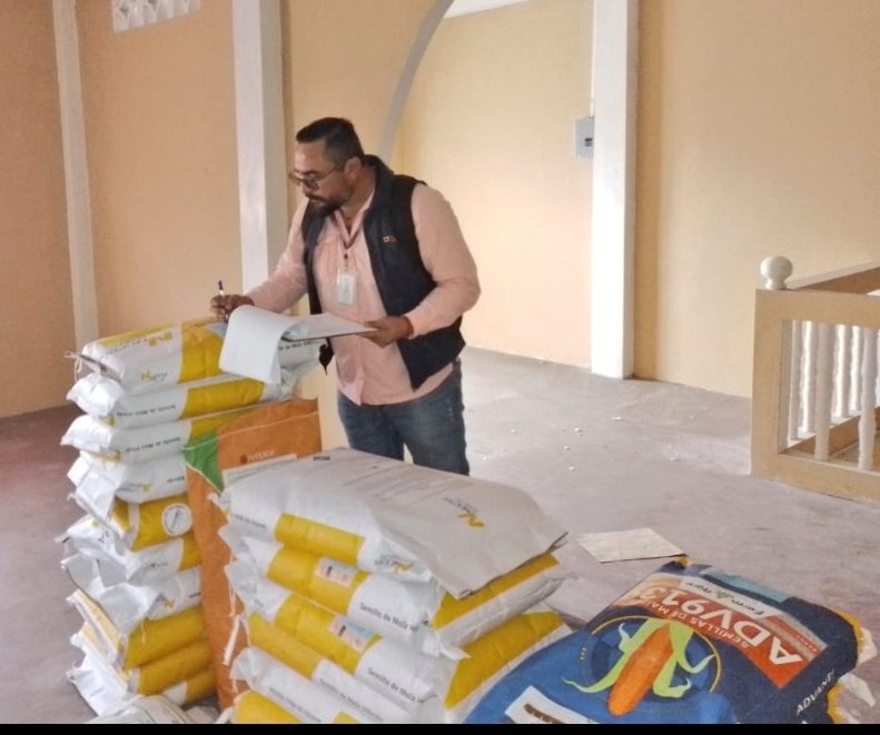 Agricultura_CZ4's tweet photo. #Manabí | Realizamos operativos de control con @Inten_Manabi, se constató el adecuado almacenamiento y legalización de semillas, marbetes oficiales que muestran los parámetros de calidad avalados por @Agrocalidad dentro del proceso de certificación para la comercialización. 🇪🇨 https://t.co/UR9T9RQJpv