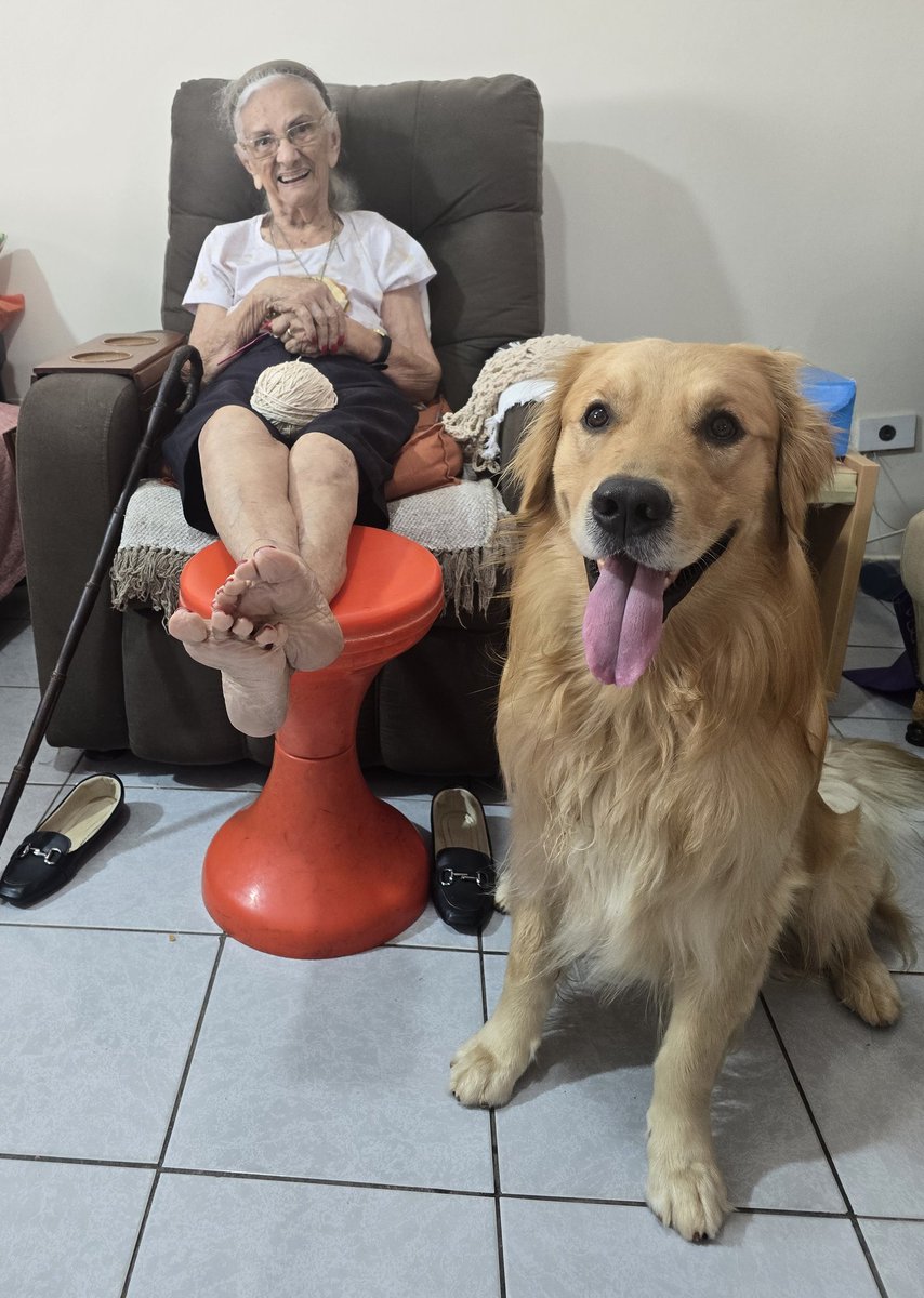 Hoje faz 92 anos mamãe!! 49 kg de uma força descomunal.
Que me ensinou que é sim para amar o próximo e adora ouvir <a href="/medoedeliriobr/">Medo e Delírio em Brasília</a> e <a href="/viracasacas/">Viracasacas Podcast</a> comigo, mas é fã mesmo da voz do <a href="/carapanarana/">Carapanã</a>, "nossa filha ele tem a voz de locutor de rádio de antigamente, mas bravo"
Obrigada mãe