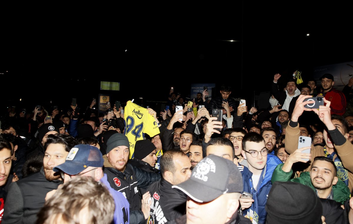 Fenerbahce's tweet photo. Anderson Talisca İstanbul’da. 

Transferi konusunda anlaşmaya vardığımız Brezilyalı futbolcu Anderson Talisca, sağlık kontrolünden geçmek ve transfer görüşmelerini ilerletmek üzere İstanbul’a geldi. https://t.co/LZjCkUldEf