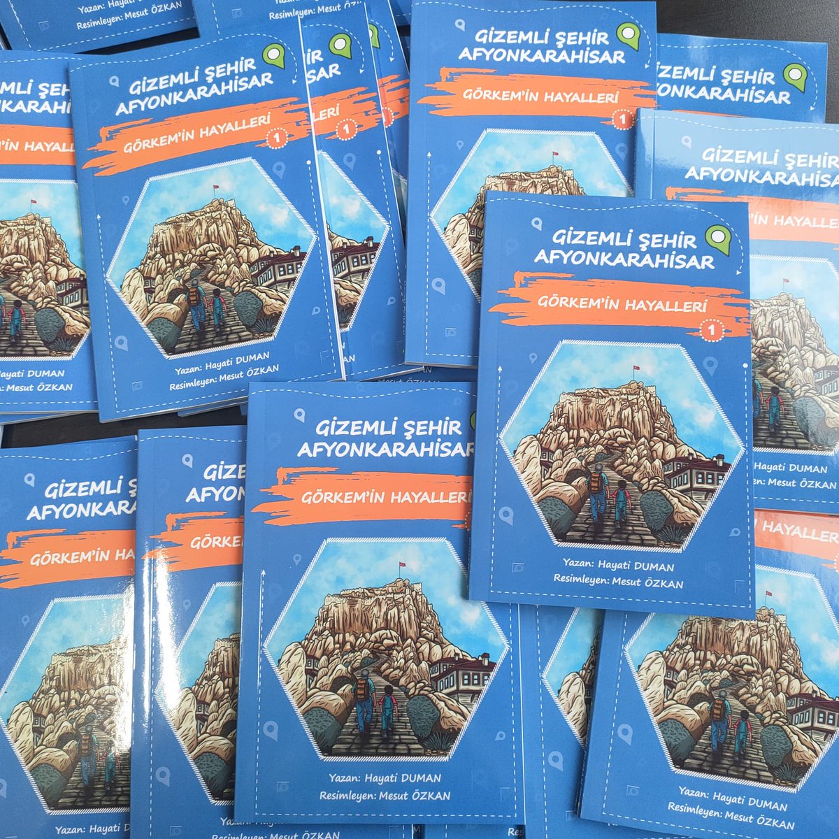 Hayati Duman'ın kaleme aldığı, resimlerini ve mizanpajını benim yaptığım serinin ilk kitabı olan "Gizemli Şehir Afyonkarahisar / Görkem'in Hayalleri -1-" sizi maceralı bir yolculuğa çıkaracak.
  #childrensbooks #childrenillustration #kitapresimleme #çocukkitapları  #hikayekitabı