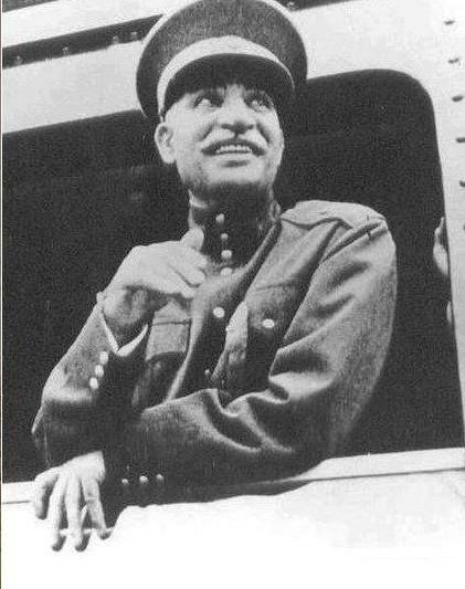 یک فکت جالبی که امروز خوندم این بود که رضا شاه به این عمامه به سرها نمیگفت آخوند،شیخ یا روحانیت!
صداشون میزد "بی پدرمادرهای انگلیسی" :)))))
#رضاشاه_روحت_شاد