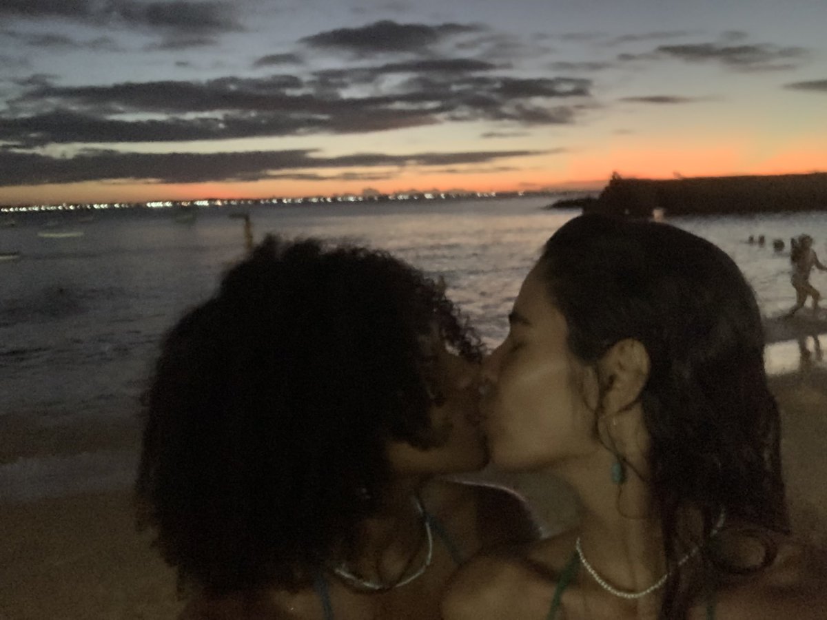 kiwizoca's tweet photo. desde o nosso primeiro beijo tô seguindo firme com o plano de beijar essa aqui 👇🏼 em todos os cantos da barra https://t.co/XGXgKCUz2R