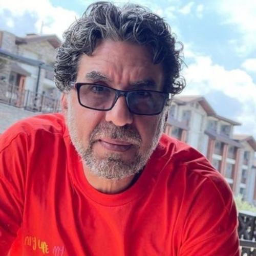 إلى محمد ناصر <a href="/M_nasseraly/">محمد ناصر</a>

من فرّط بأمنه القومي، هل يمكنه حمايته؟

من باع تيران وصنافير، هل يمكنه أن يبيعك الآن وطنيته وحرصه على مصر؟

من أفقر شعبه وأذلهم، هل سيحمي وطنهم؟

من تنازل عن مياه النيل، هل تهمه سيناء التي هجّر أهلها؟

من يصنع ميليشيات كالعرجاني، هل يمكن الوثوق به