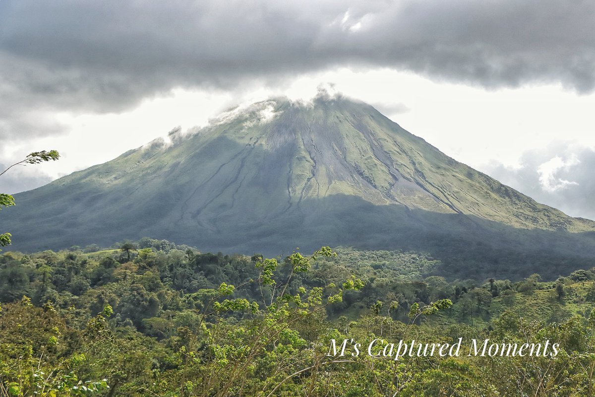 Melshenny1's tweet photo. Arenal Volcano with its peak in the clouds #CostaRica #ArenalVolcano π https://t.co/Wj8qvWEdNN