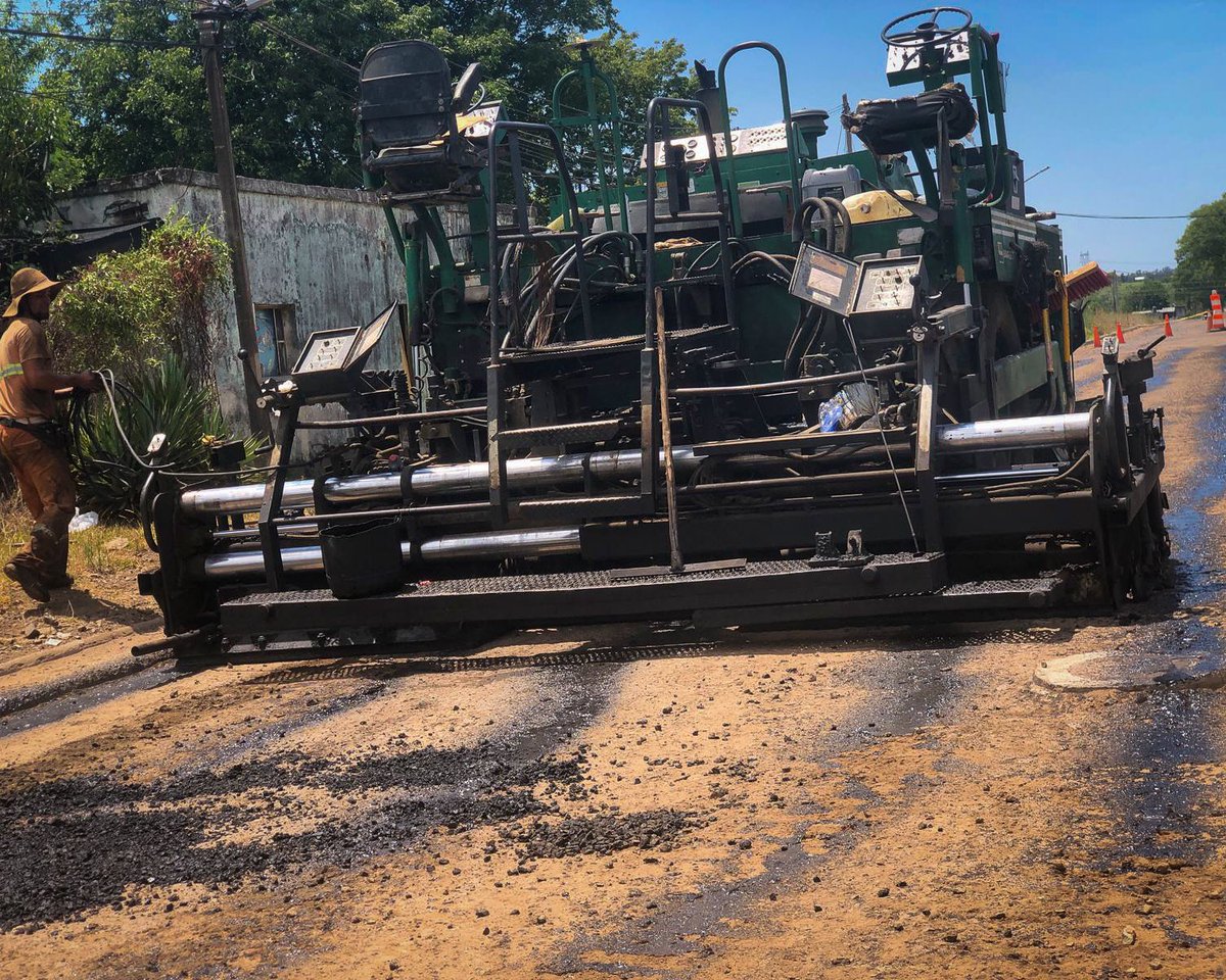id_salto's tweet photo. 🚧𝐀𝐒𝐅𝐀𝐋𝐓𝐀𝐃𝐎 𝐄𝐍 𝐀𝐕𝐄𝐍𝐈𝐃𝐀 𝐈𝐍𝐒𝐓𝐑𝐔𝐂𝐂𝐈𝐎𝐍𝐄𝐒🚧

Continuamos trabajando para transformar barrio Artigas con obras de asfaltado en avenida Instrucciones del Año XIII 💪

✅ Mejor transitabilidad
✅ Más seguridad
✅ Mayor calidad de vida para los vecinos

#CarpetaAsfáltica #ObrasPúblicas #BarrioArtigas #ExtremoEste