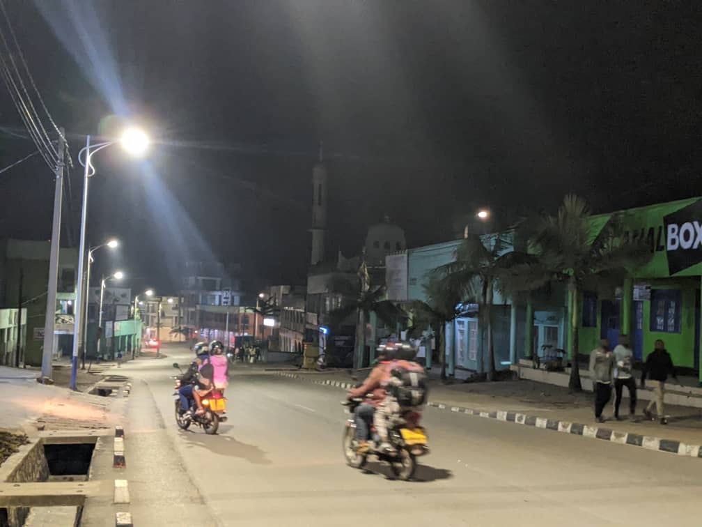 NewTimesRwanda's tweet photo. UPDATE: The situation in Rubavu town is gradually calming, with only sporadic gunfire reported near the #Rwanda-DR Congo border. 

A few small businesses have reopened, and people are cautiously moving around, some heading home or shopping for essential items. https://t.co/Rmh7oGJQ0f