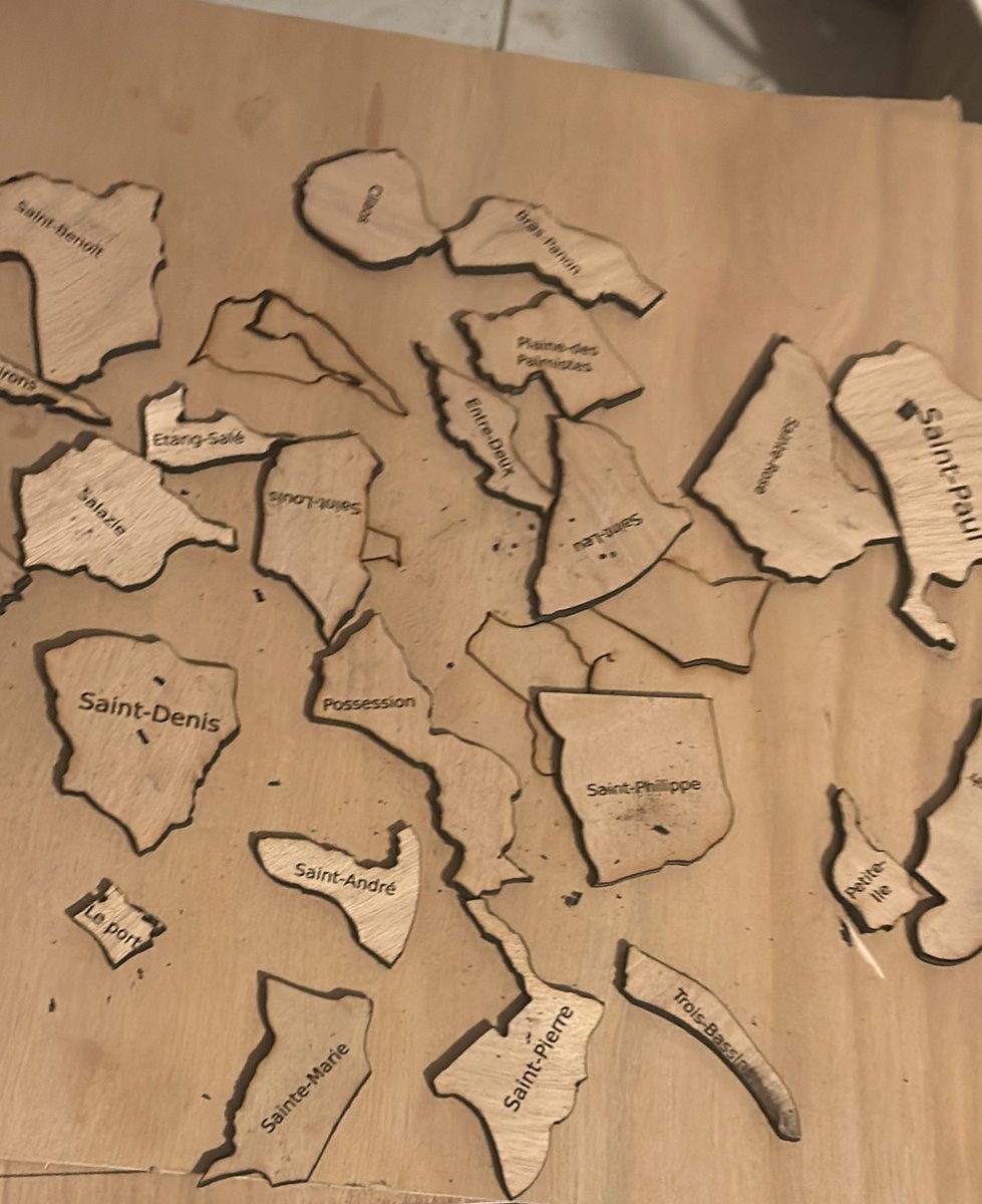 Je vous présente un puzzle fait maison de la Réunion 🇷🇪 et ses communes.
Comment se rendre compte de la réaliser de la géographie de l’île de la Réunion 🇷🇪 autrement qu’en présentant une image ?

Manipuler pour apprendre.

#manipulation #puzzle 
<a href="/AcLaReunion/">Académie de La Réunion</a>