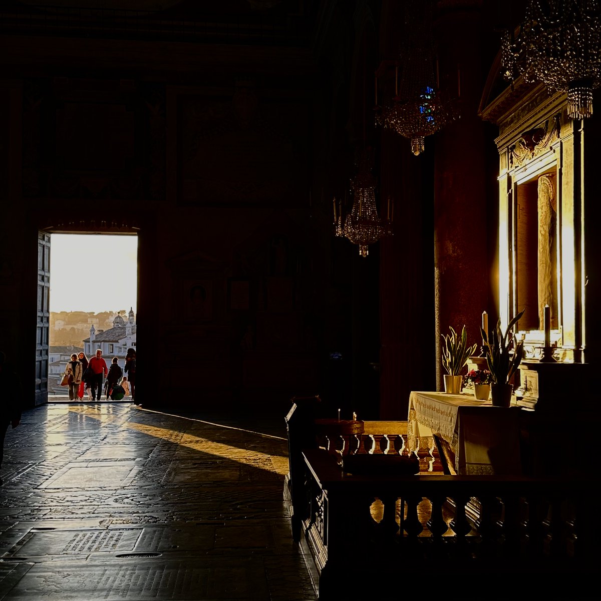 My latest newsletter is about this photo: glancing light, pharoahs, emperors, and a footballer understandingrome.substack.com/p/some-of-my-f…