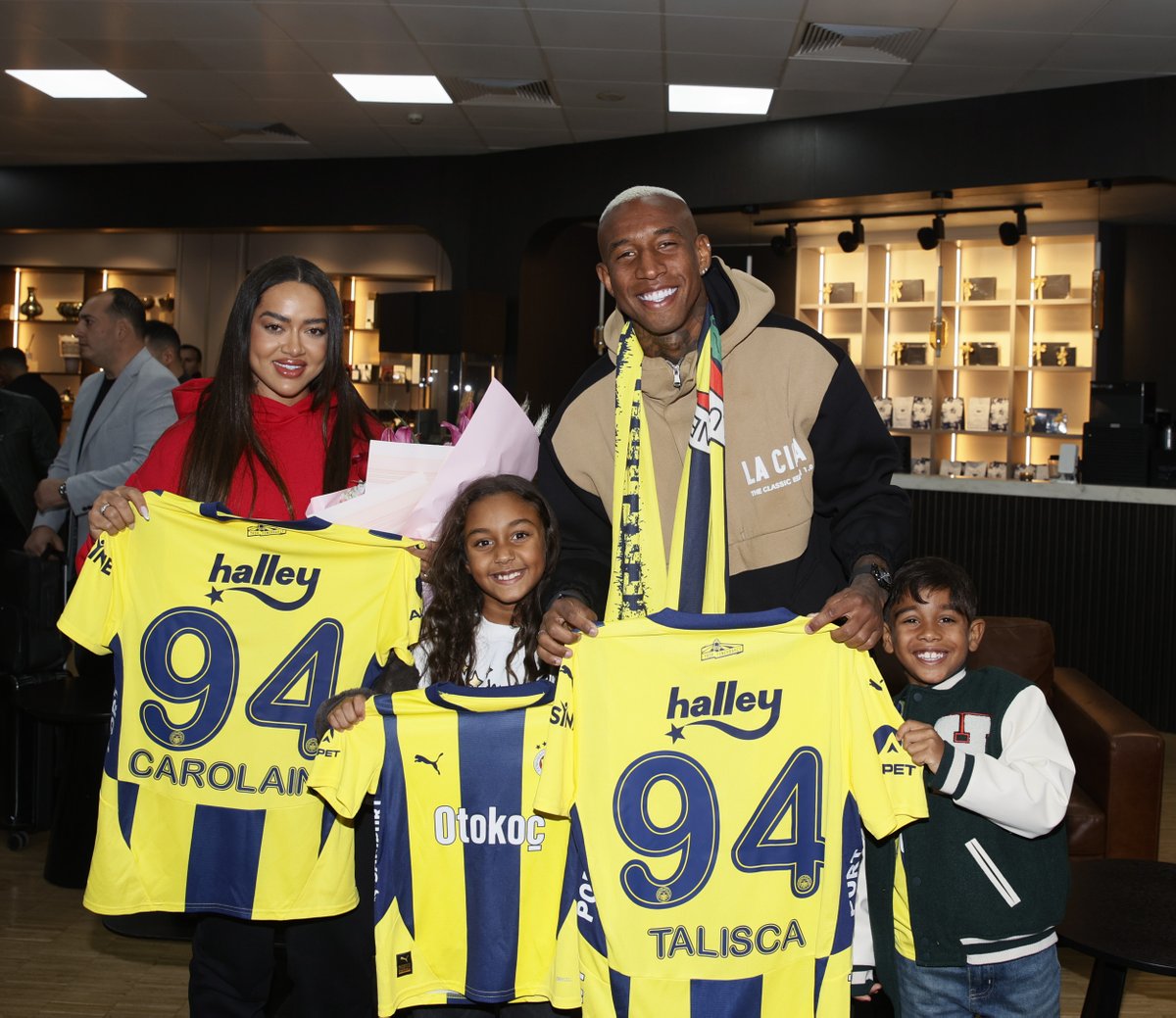 Anderson Talisca İstanbul’da. 

Transferi konusunda anlaşmaya vardığımız Brezilyalı futbolcu Anderson Talisca, sağlık kontrolünden geçmek ve transfer görüşmelerini ilerletmek üzere İstanbul’a geldi.