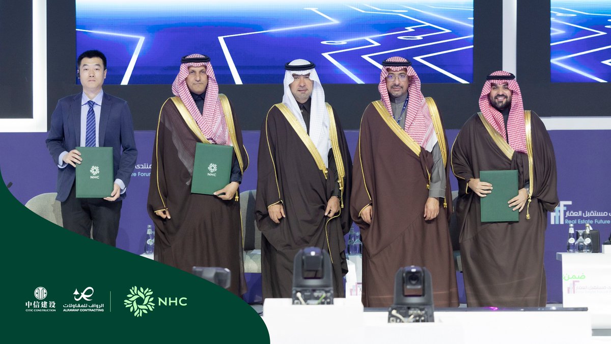 Mohammad_Albuty's tweet photo. اليوم، من ⁧#منتدى_مستقبل_العقار⁩، نفتح أفقًا جديدًا لتوطين الصناعة وتعزيز كفاءة سلاسل الإمداد.

وبرعاية كريمة من معالي وزير البلديات والإسكان @majedhogail  ومعالي وزير الصناعة والثروة المعدنية @BAlkhorayef 
أعلنا عن تعاون إستراتيجي مع شركة سيتك الصينية، وشركة الرواف للمقاولات، لإطلاق المدينة اللوجستية في #وجهة_خزام.

خطوة طموحة نحو مستقبل أقوى واقتصاد أكثر استدامة.
