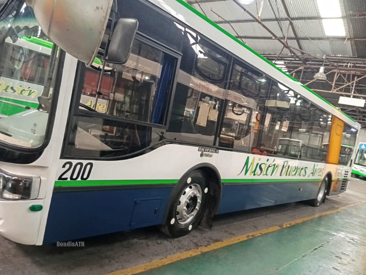 BondisATR's tweet photo. 💣 el interno 200 de la #Linea61 recibiendo el plotteado municipal.
Este coche no es de los 0km, sino que se trata de los estrenados en la #Linea114
#MB OH 1721 L SB #Italbus Tropea IV
Gracias al que nos compartió las fotos para que las subamos! https://t.co/Ky01TeT4ll