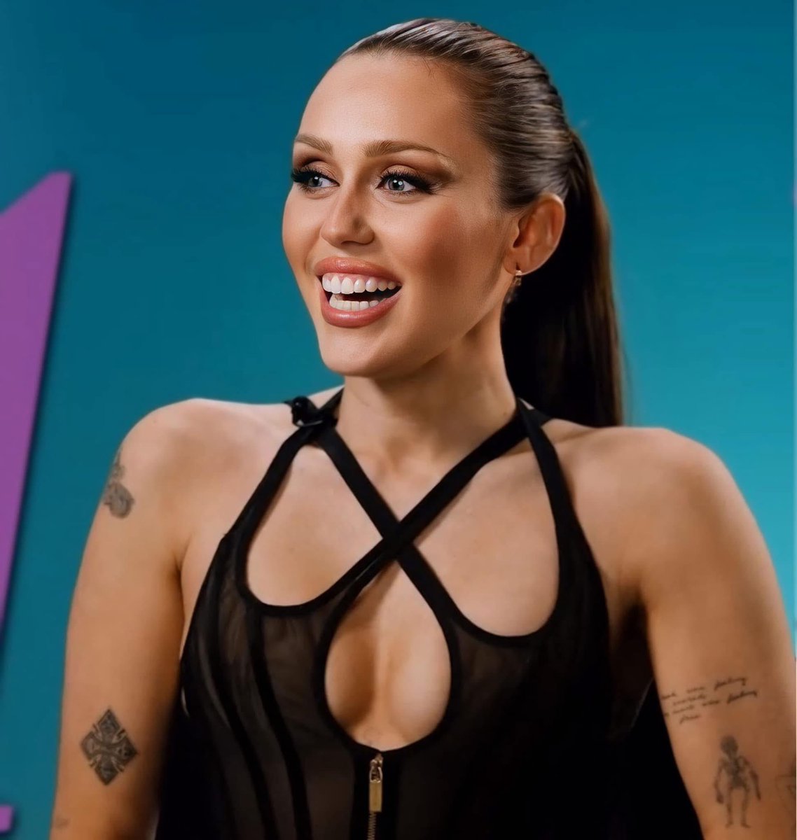 Indie5051's tweet image. Miley Cyrus estrena nuevo look