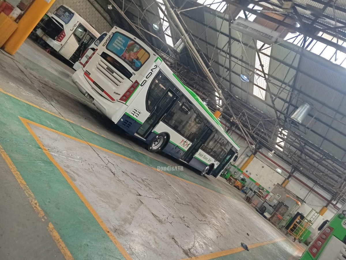 BondisATR's tweet photo. 💣 el interno 200 de la #Linea61 recibiendo el plotteado municipal.
Este coche no es de los 0km, sino que se trata de los estrenados en la #Linea114
#MB OH 1721 L SB #Italbus Tropea IV
Gracias al que nos compartió las fotos para que las subamos! https://t.co/Ky01TeT4ll