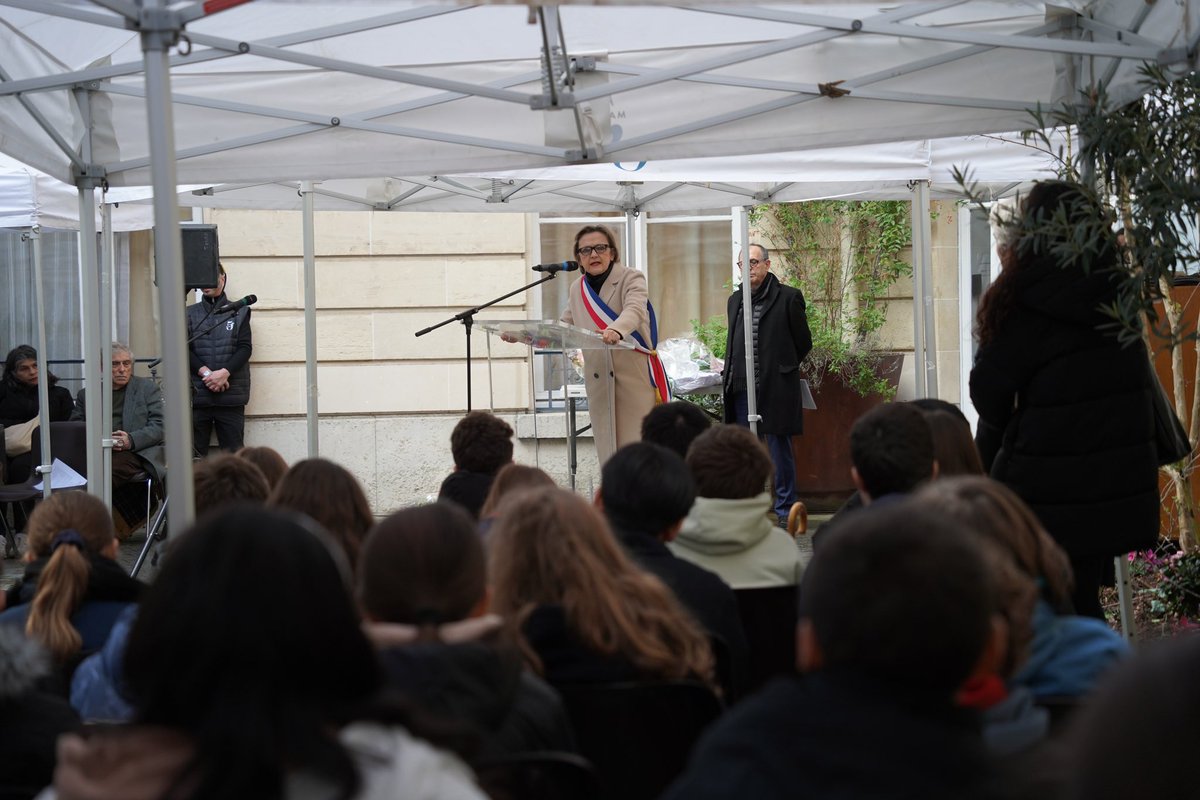 Réunis dans la cour d’honneur de la mairie, les élèves des écoles Elie Buzyn et du 11, rue Buffon, du collège Sévigné et du lycée Henri IV, ont rendu un hommage émouvant aux millions de déportés victimes de la Shoah.