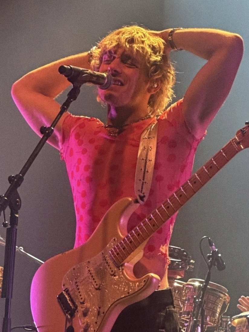 RossLPortugal's tweet photo. 📸 Ross Lynch on stage at @thedriverera's show in Adelaide today. https://t.co/Sapd0HnS8a