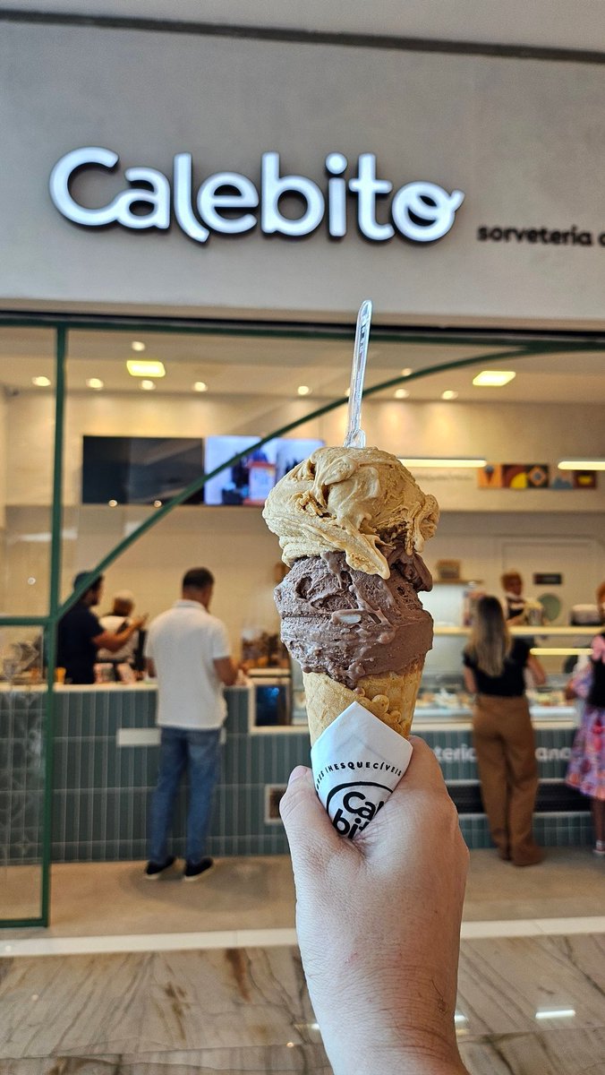 Tá calor não é mesmo?

Que tal um Calebito de doce de leite com calebito 2.0 e casquinha de baunilha?