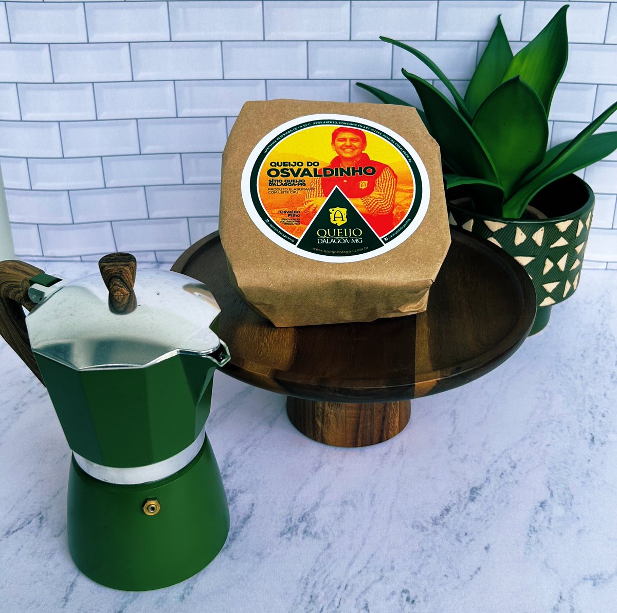 Desde a primeira semana de janeiro estamos produzindo queijo. Fiz um rótulo provisório, pois o meu cartão de produtor rural ainda não ficou pronto. 

Já dei entrada na Prefeitura de Alagoa (SIAT <a href="/agriculturamg/">Agricultura MG</a> ), já recebi a visita do Serviço de Inspeção Municipal e logo logo a